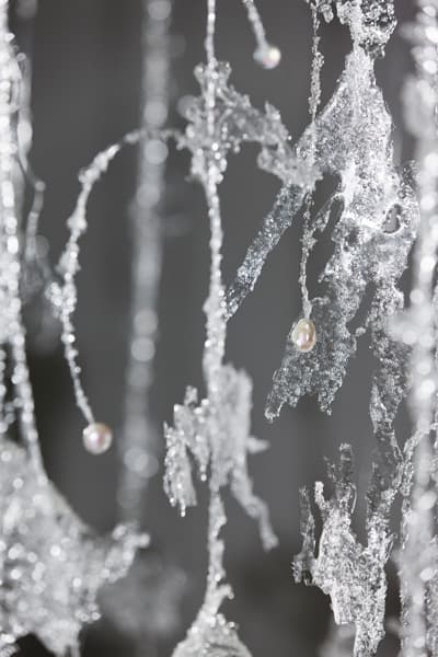 김유선_<파편화된 자기>_설치 작품_부분 이미지_유리알, 크리스탈, 바로크 진주, 투명 레진, 낚시 줄_2017
