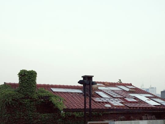 김시원_untitled(a long walk on the roof)_지붕에 사물들_장소특정적 설치_2010