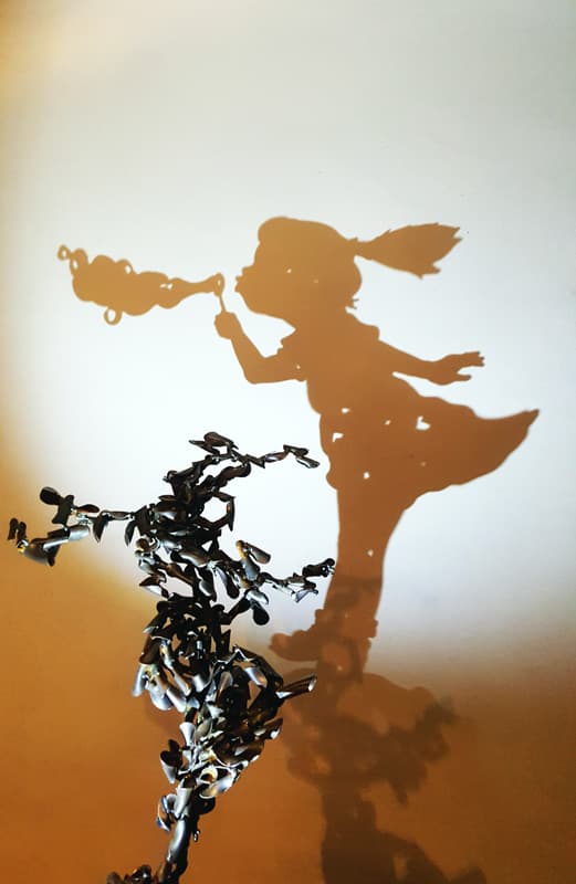 비누방울 부는 소녀A, girl who makes bubbles steel, LED, urethane paint, 450×560×650mmH, 2017