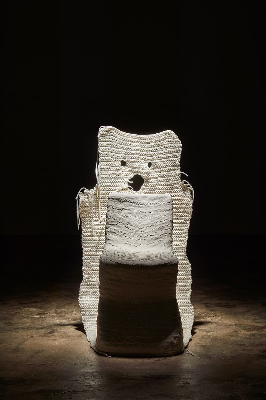 그림자놀이_28×28×73cm_자기질점토, 코일링기법, 섬유 코바늘뜨기_2020