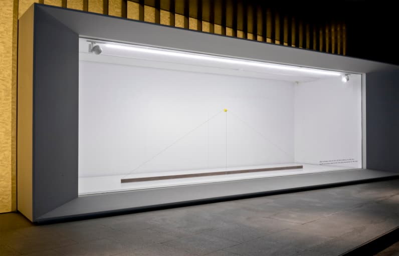 오종 Line Sculpture (object) #2 2021 나무, 유리, 끈, 라텍스 공 145x480x65cm