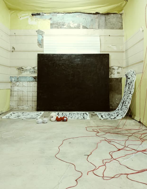 임동욱, Feeling from black, Oil on canvas, Ink on paper, Stone, 162.2×130.3㎝, 가변설치, 2017  이미지제공 : 스페이스만덕