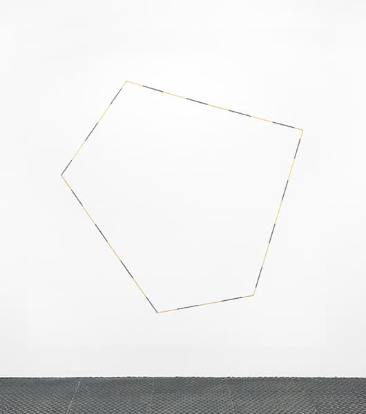 프레드 샌드백, Untitled (Broken Line Polygon), 1996년경, 검은색과 노란색으로 채색된 아크릴 실, c. 102 x 70 x 111 x 105 x 59cm