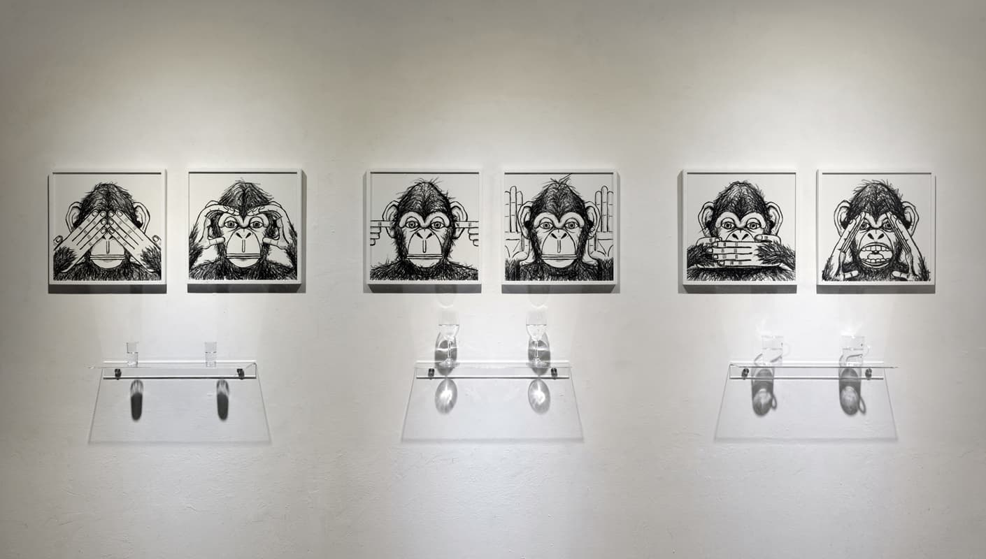 이슈를 대하는 원숭이의 자세_선택한 것, 2017, 판화지에 드로잉, 액자(6EA), 아크릴 선반에 두 개의 컵과 물(3EA), 가변설치