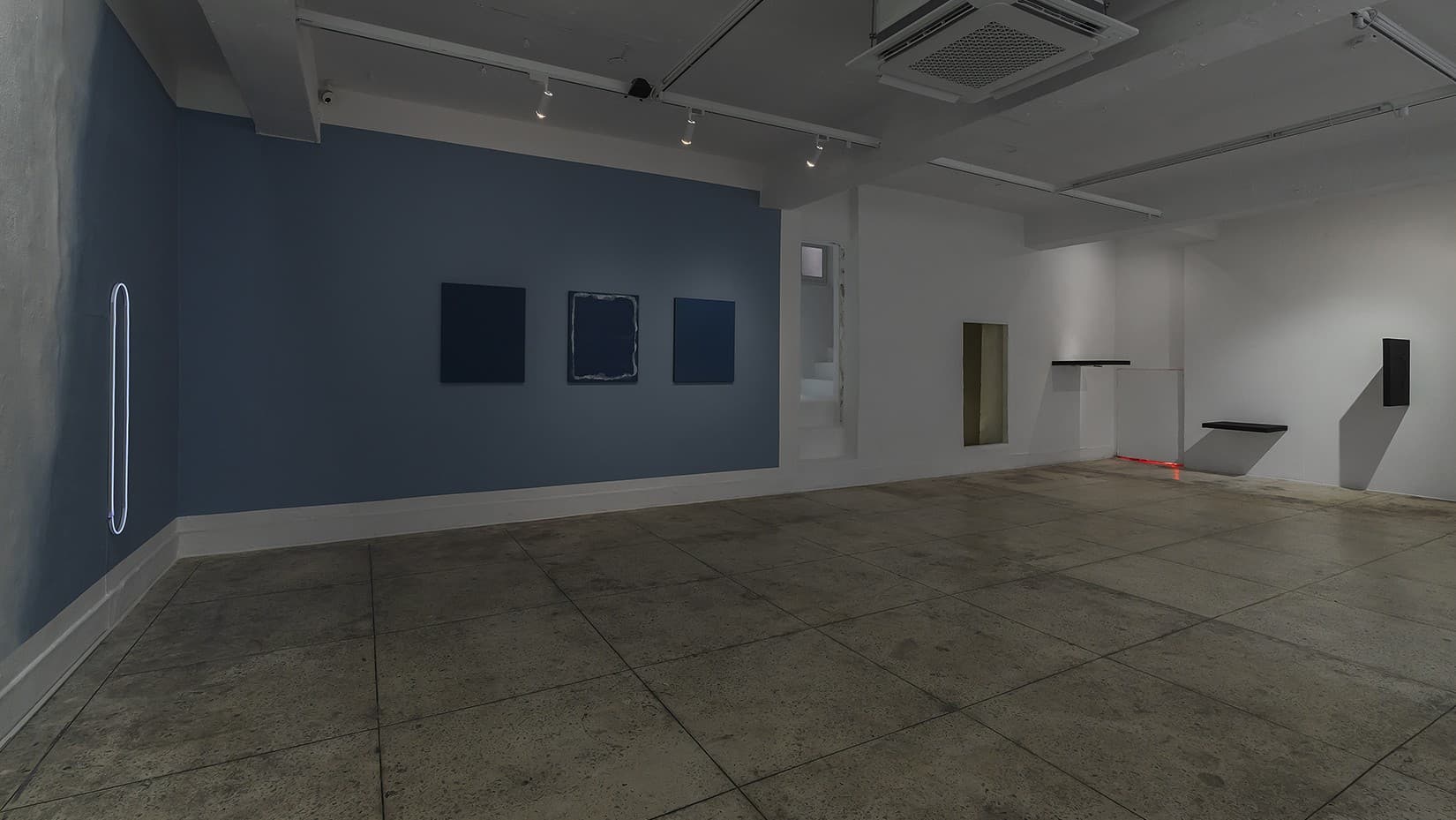 《SO.S(Sarubia Outreach & Support) - 애나한: Find Me Not》 전시장면, 프로젝트 스페이스 사루비아, 2025, 사진 CJY ARTS STUDIO.