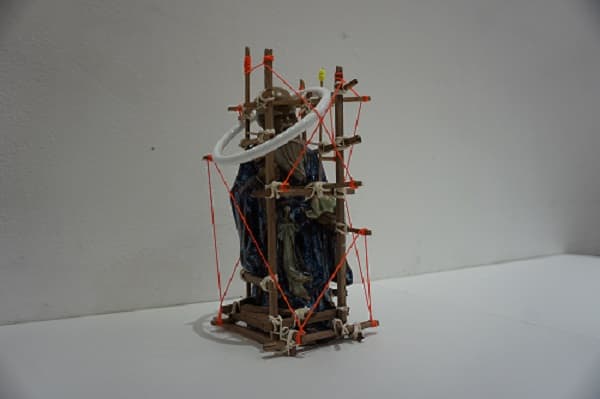 양정욱, 매번 잠들지 않고 배달되는 것들 #22, 15x15x25cm, 나무, 실, 알 수 없는 조각품, 2019