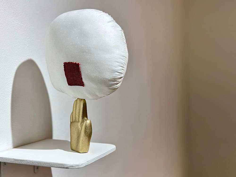 양지원, <파리브르타 트리코나아사나>, 2024,  황동, 천, 솜, 16x13x28cm, 조각.