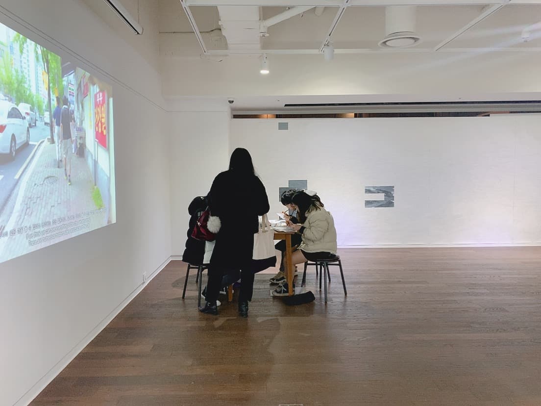 안규철 [그들이 떠난 곳에서-바다] 546×216cm 종이에 연필 2019 ※관객참여