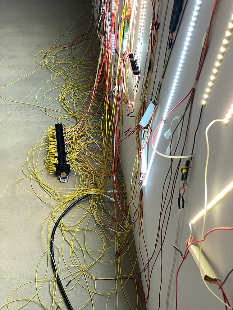 독산회화(4월의 벚꽃), 2021, 버려진 폐 LED 수집 후 벽면에 설치, 가변설치