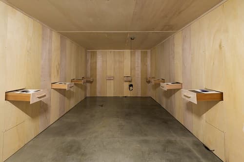 김준_에코시스템: 도시의 신호, 자연의 신호, 2018 복합매체(12채널 사운드, 스피커, 앰프, 나무, 사진, 이미지 북, 돌, 식물 450 x 300 x 220cm