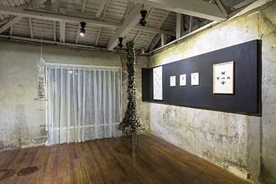 2016 풀 프로덕션 이솝 개인전《낮과 밤 사이 그림자》전시컷 Photo by 홍철기 ⓒ이솝, 아트 스페이스 풀