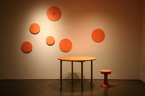 박관욱, <태양의 식탁 #196 gt;, 2013, 캔버스, 황동, 혼합재료, 은촉 기법, 87×120×120cm / <6개의 태양분할>, 2013, MDF위 혼합재료, ∅ 50, 46, 46, 38, 36, 30cm