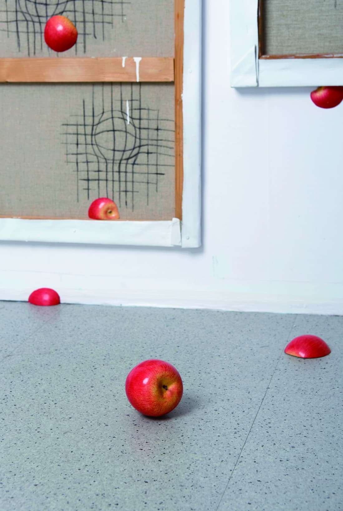김요인, pomme tombée, pommes artificielles, fusain sur canvas, dimension variable, 2019