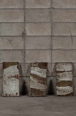 이형석, 2017, 옹기토+샤모트, 도판, 화장토 흘리기, 24×52.5×3(h)cm×3