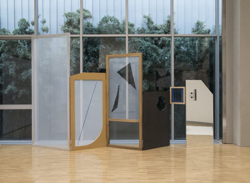 로와정, 폴딩 스크린, 2018, 알루미늄 각재, 컬러 MDF, 만소니아 나무, 자작나무 합판, 거울, 경첩, 실크스크린 망사, 실크스크린, 가변크기