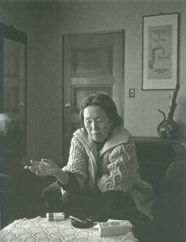 육명심,  <예술가 초상(박경리)>, 1981(printed 2010), 47×31.3cm, 젤라틴 실버 프린트, 한미사진미술관 소장