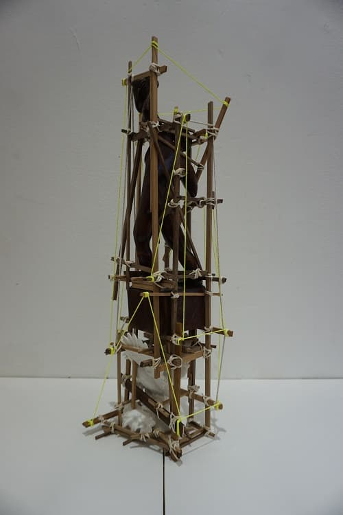 양정욱, 매번 잠들지 않고 배달되는 것들 #23, 20x20x50cm, 나무, 실, 알 수 없는 조각품, 2019
