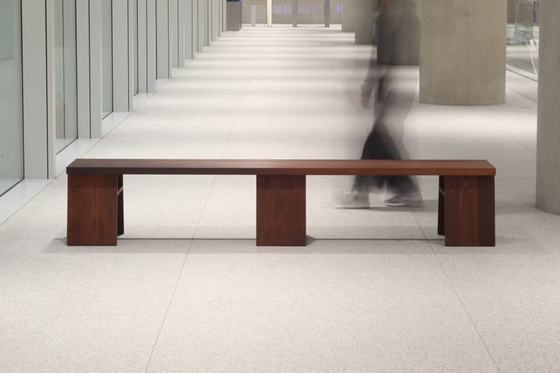스튜디오 밀리언로지즈, 〈7 Degrees Bench〉, 2018.Carbonized Ash, 240 x 38 x 44(H) cm. 이미지 출처: 작가