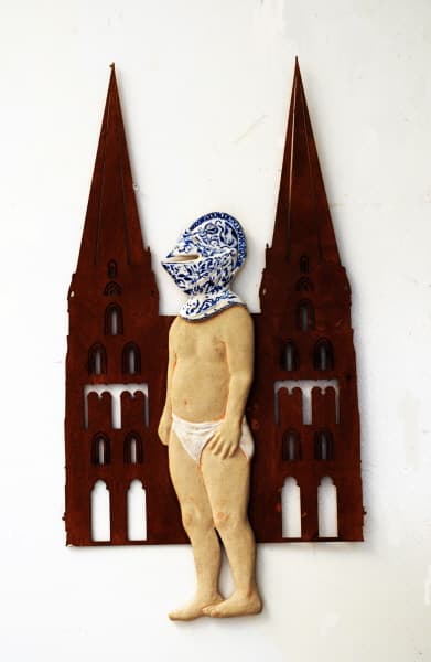 홍준기 <Hiding In Myself>, ceramic,wood , 450x570mm, 2016