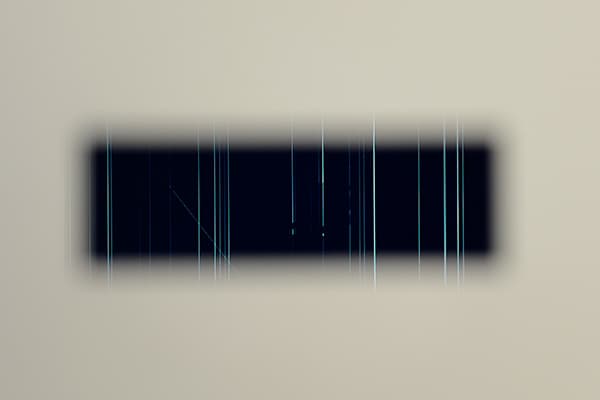 김보경_벽을 넘어_52*35.4*45.4(cm)_컴퓨터, 모니터, 센서, 스피커, 아크릴_2017
