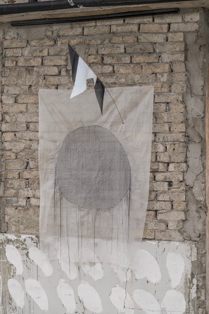 대충 그린 원_비단, 실크실, 황동선_150x120x83cm, 가변설치_2020 ⓒThe Artist. All rights reserved.