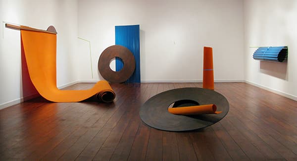 최제헌 Chiu Jehun 부표 Floating, 폴리프로필렌(단프라 시트), 포장천, 조명, 로프, 펠트천, 나무, 2014