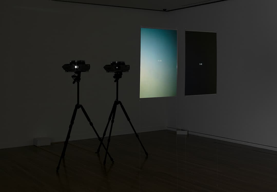 시타미치 모토유키, ‹일몰 / 일출› 슬라이드 프로젝션, 80장, 2세트, 목재 위에 그림, 181×46×1.5cm, 츠나기 미술관 소장 이미지제공 : 한국문화예술위원회