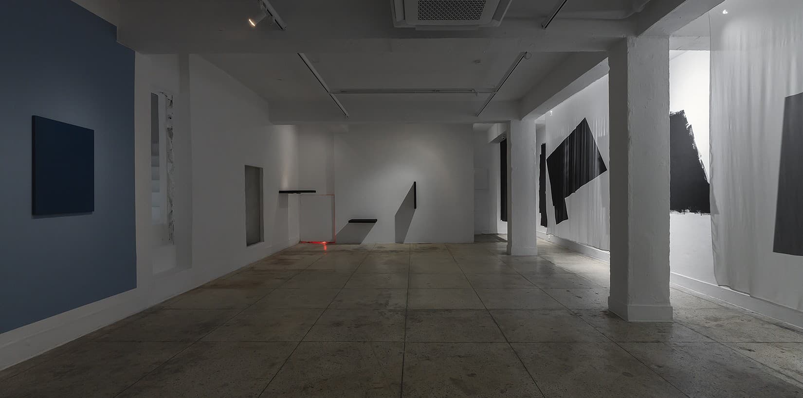 《SO.S(Sarubia Outreach & Support) - 애나한: Find Me Not》 전시장면, 프로젝트 스페이스 사루비아, 2025, 사진 CJY ARTS STUDIO.