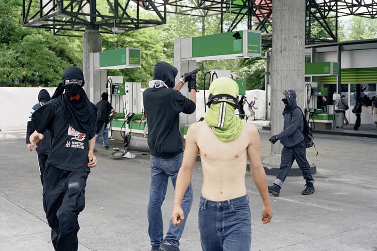 줄리안 뢰더, Protests against G8 summit in Geneva, 2003, c-프린트, 74 x 110 cm