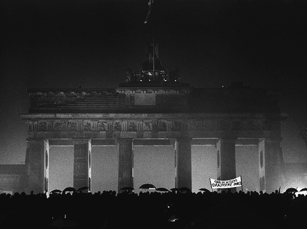 Opening of the Brandenburg Gate, Berlin, 22 December 1989  © Barbara Klemm, Institut für Auslandsbeziehungen e. V.