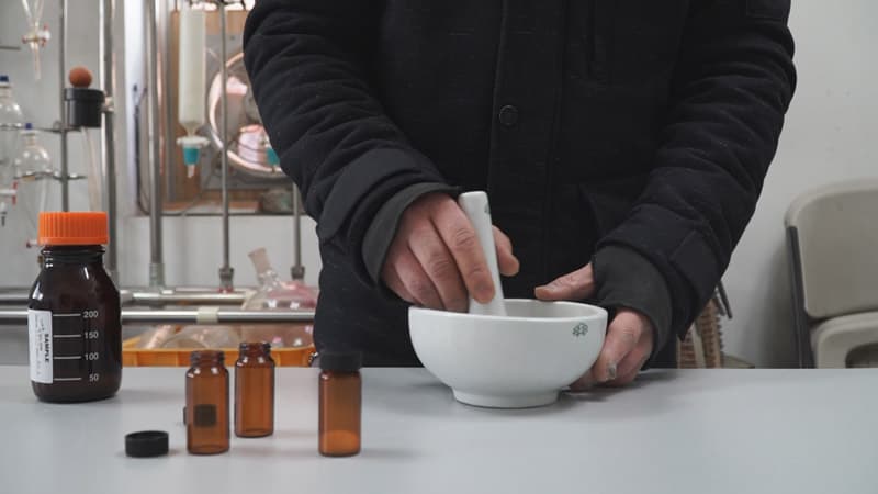 백정기, Materia Medica: Cinis,단채널 영상, 유당, 유리병, 나무, 혼합재료, 영상(08:43), 오브제(33 x 20 x 33cm), 2017