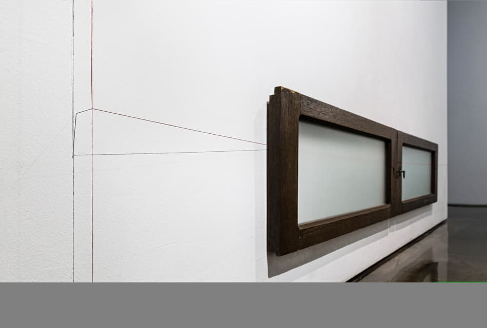 성정원, 관계의 흐름; 그 곳, 2017, 나무창, 실, 바늘, 가변설치