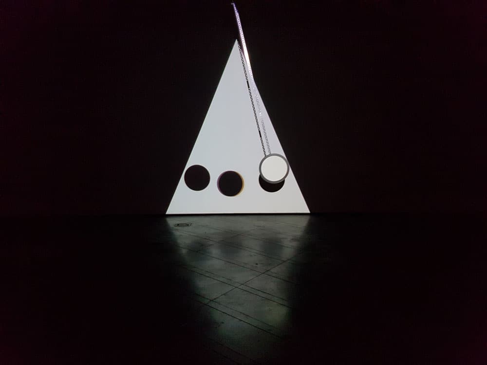 Kit WEBSTER, Phaseshift, 전자석, 진자, 비디오 프로젝션, 가변크기, 2016