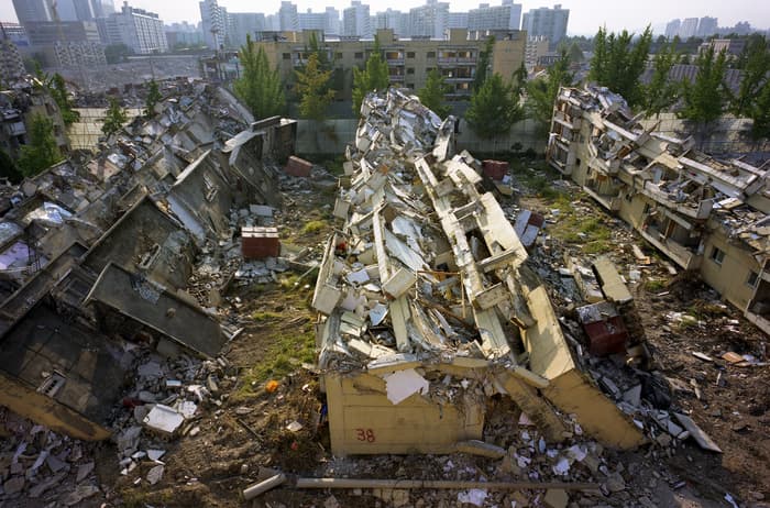 김재경, 잠실시영아파트, 2004-2005, 3채널 비디오, 무한루프, 가변설치
