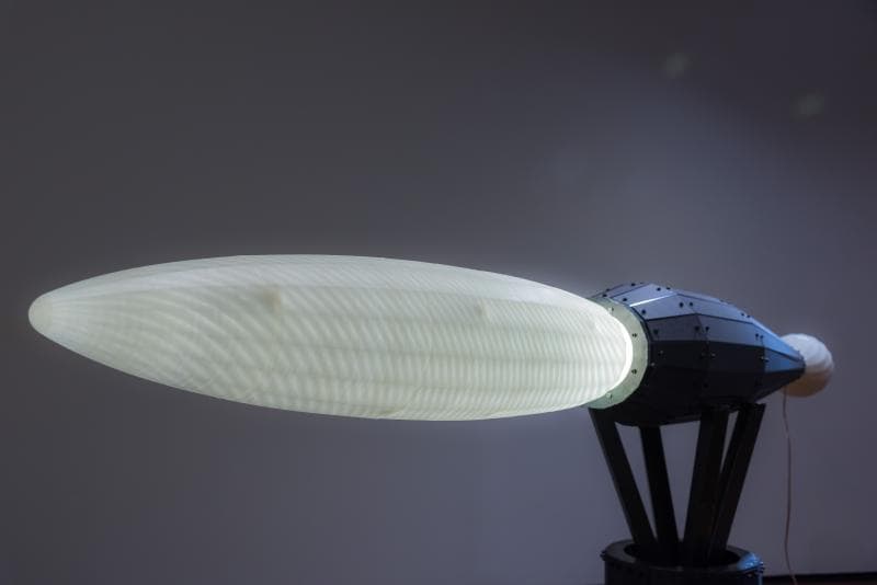 서현욱, A undertaker, 27x27x216cm, 철, 컬러MDF, 전자기기, 2017