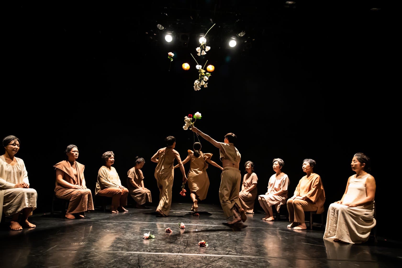 김윤규(Dance Theater TIC) <이방인들의 축제> 2018, 4 채널 영상설치, 120분 / <이방인들의 축제> 2019, 퍼포먼스, 20분