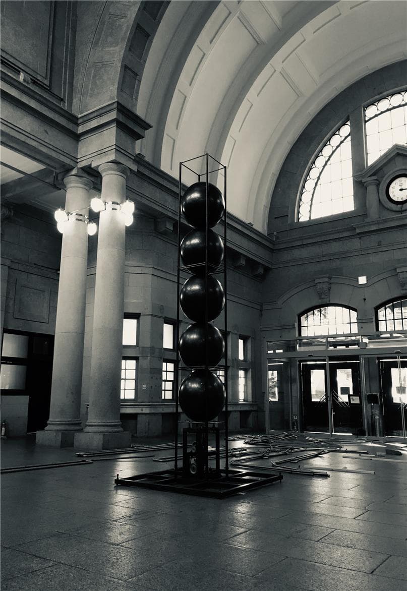 정성윤, 솔라리스 Solaris, 2019, 철, 모터, pvc 볼, 160x450x160cm