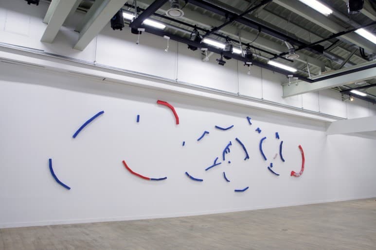 강상우, 다크순풍 2, 2011, air-dry stone clay, photographic paper, dimensions variable
