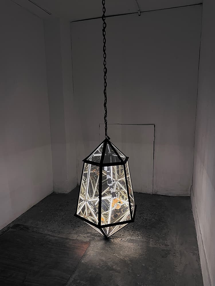 종의 소멸-샹들리에(Annihilation-chandelier)_2022, 로봇팔, 철제프레임, LED 조명 장치, 하프미러, 100×52(dia.)cm ©2022. Jung Seung