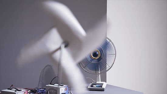 이광기  Kwangkee Lee, 세상은 생각보다 허술하게 돌아간다, 2009, 트랜스, 선풍기, 바람개비, 배선, 180x180cm 내 가변설치