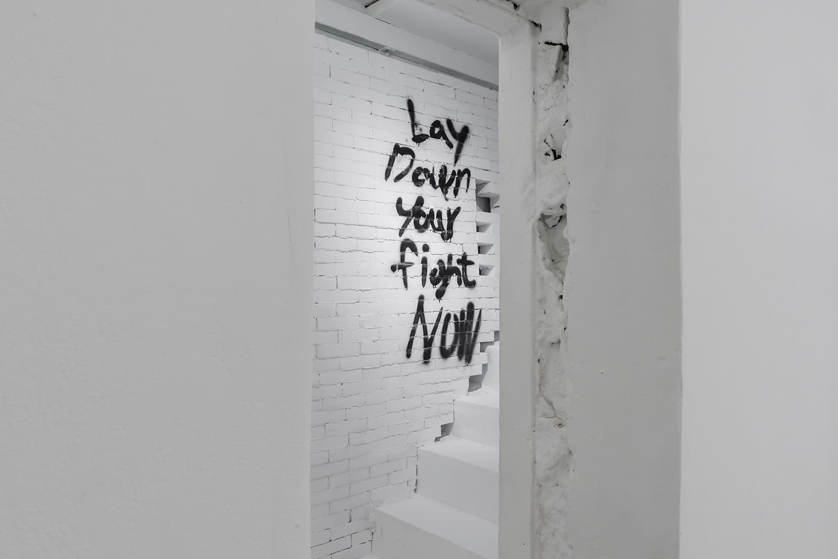 김상소, “Lay down your fight, now.”, 2025, 종이, 벽시멘트, 락카, 가변크기.촬영: 조준용 CJY ART STUDIO