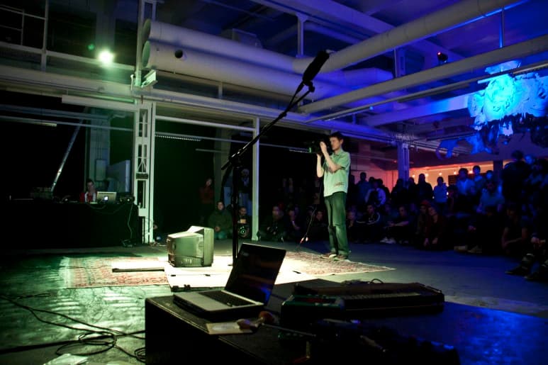 perception (espace et temps) V-3  performance, 1 camera, 1 monitor, 1 screen, 3 illuminators, various dimension, 2012