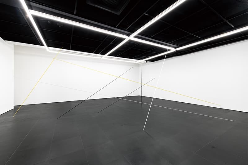 프레드 샌드백 Untitled (Sculptural Study, Seven-part Construction) 1993/2019 아크릴 흑실, 황실, 백실 상황 특정적: 공간에 따른 가변크기