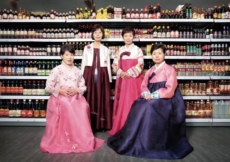 ⓒ김인숙, Between Breads and Noodles Sisters and I, 140x98.8cm, Archival Pigment Print, 2014