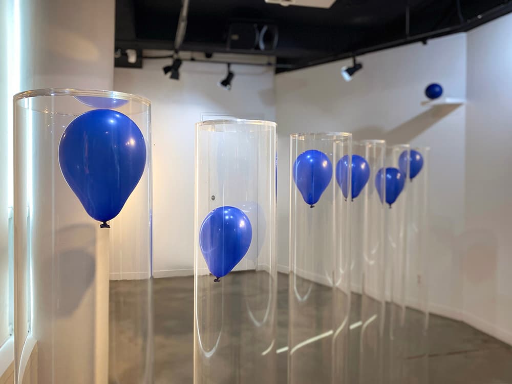순간의 균형, 다이빙, 캐스팅아크릴 파이프, 풍선, 목재, 석고, 혼합매체, 가변크기, 2020