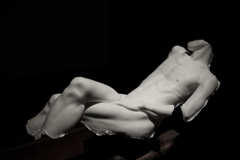 이병호_Seated Figure_Silicone rubber, air compressor_106x53x57cm_2019