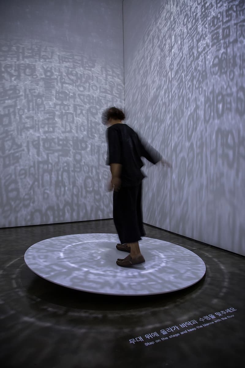 오순미, Unstable Equilibrium wood panel, electric cable, LED lamp, level sensor device, steel structure d.200 ㎝ 2019