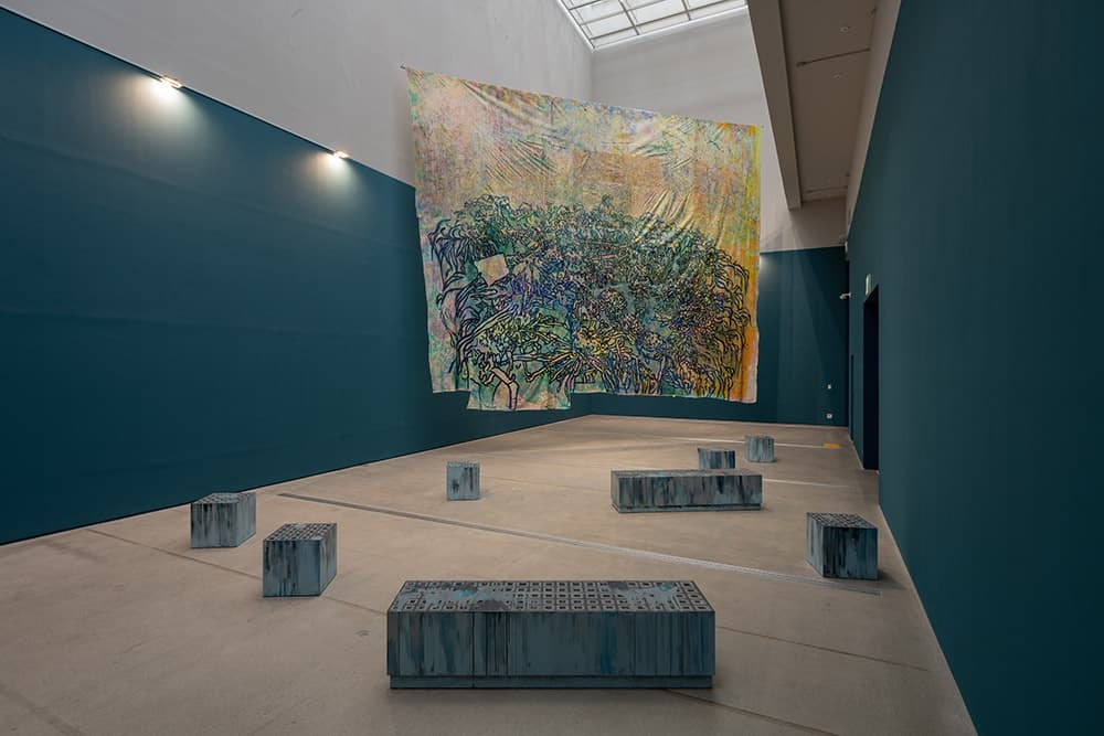 방정아, 플라스틱 생태계, 2021, 이어붙인 조각 광목천에 아크릴릭, 700×880cm 사진 홍철기