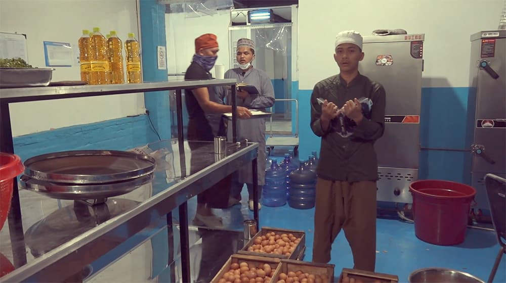 Jatiwangi art Factory (JaF), 〈황금시대를 위한 황금 계란〉(Golden Egg for The Golden Age), 2025, 단채널 비디오, 컬러, 사운드, 테이블, 의자, 17분 6초.