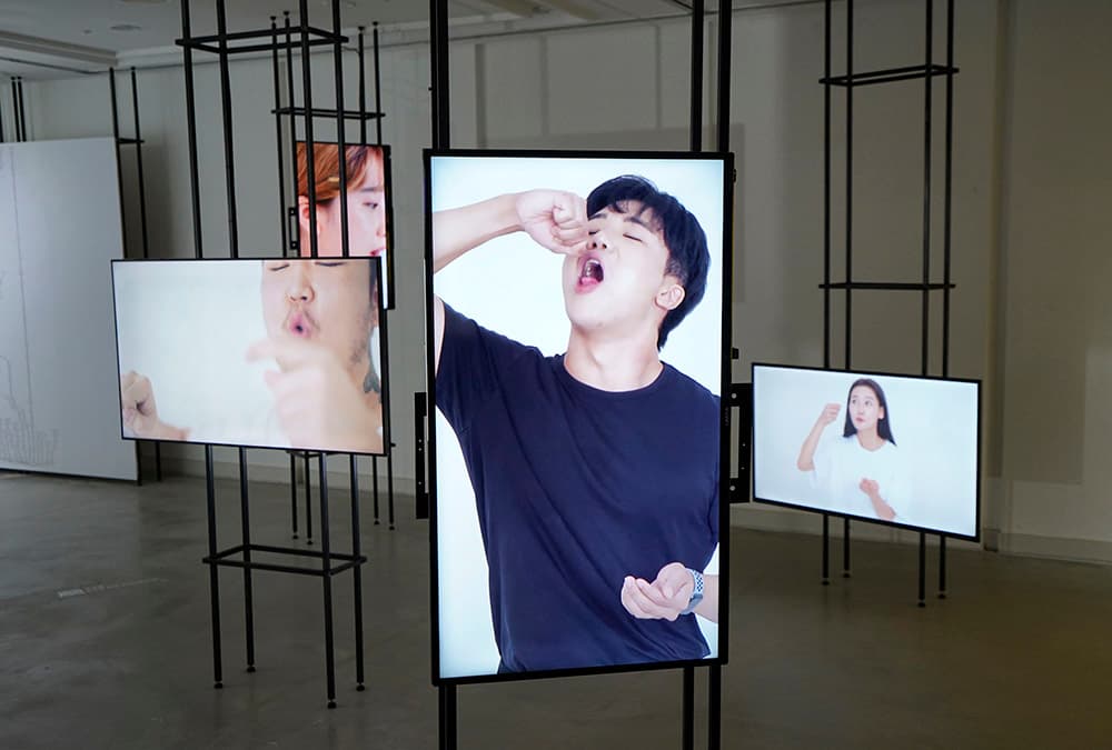 유장우 <‘후루룹, 춥춥, 쩝쩝’>  4채널 비디오, 풀 HD, 컬러, 가변설치, 3분 00초, 2021